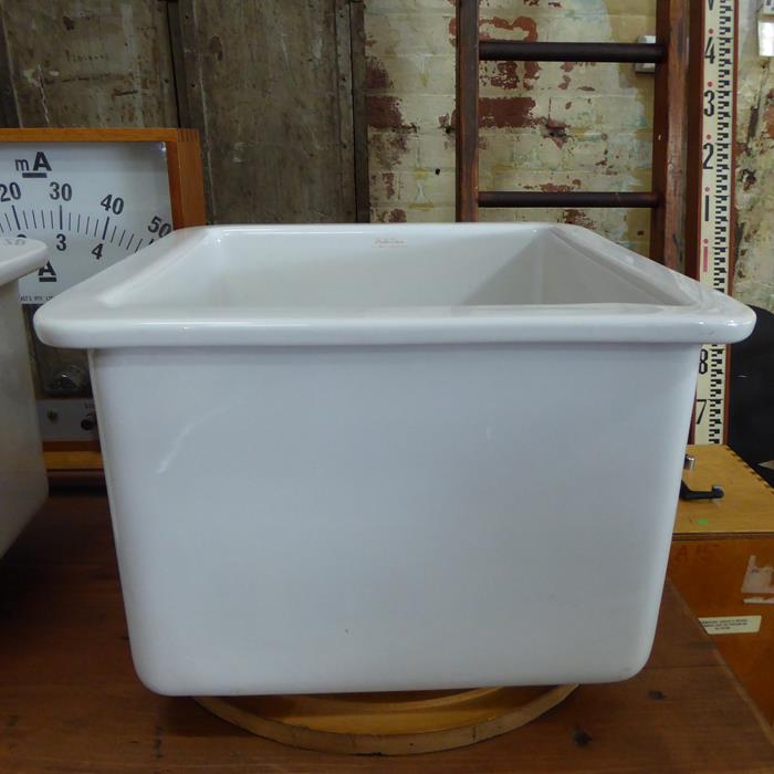 PORCELAIN LABORATORY SINK Mark Denver